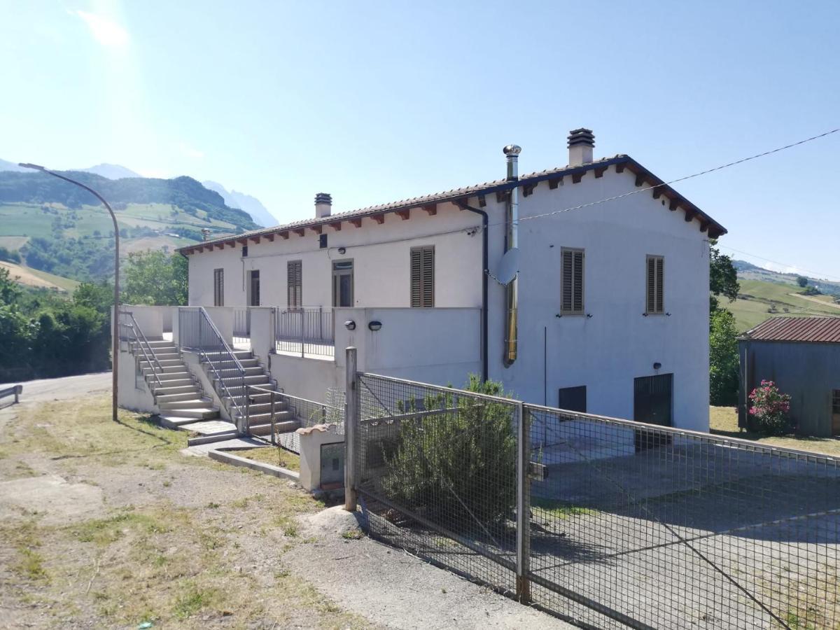 Casa a Montebello di Bertona con vista Gran Sasso Villa Esterno foto